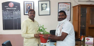 Jaswant Pawar, convenor of Yuva Agaz, welcomed Dr. OP Rawat by giving him a sapling when he became the principal.