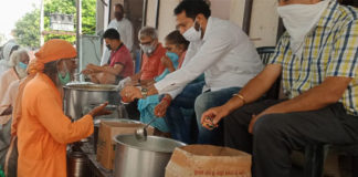 Young JJP leader and advocate Manik Mohan Sharma and his team members together distributed food to the needy.