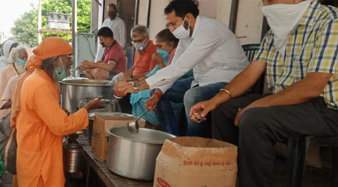 Young JJP leader and advocate Manik Mohan Sharma and his team members together distributed food to the needy.