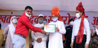 Block propaganda activist Vijendra Singh Dagar and social workers were honored for their outstanding work.