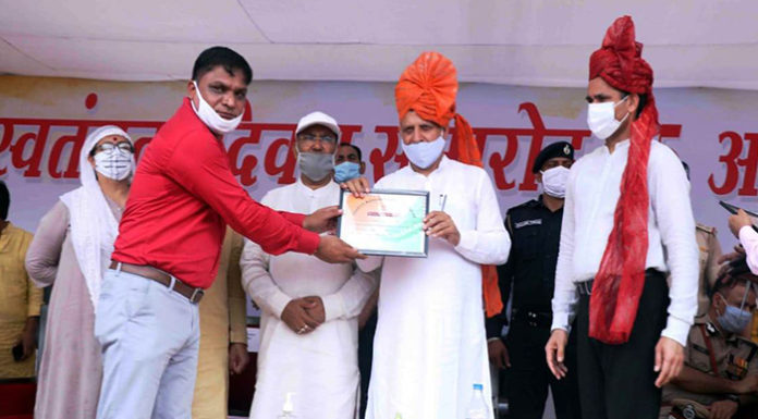 Block propaganda activist Vijendra Singh Dagar and social workers were honored for their outstanding work.