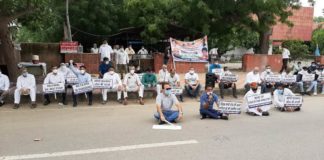 Congressmen protest against cancellation of JEE-NEET examinations