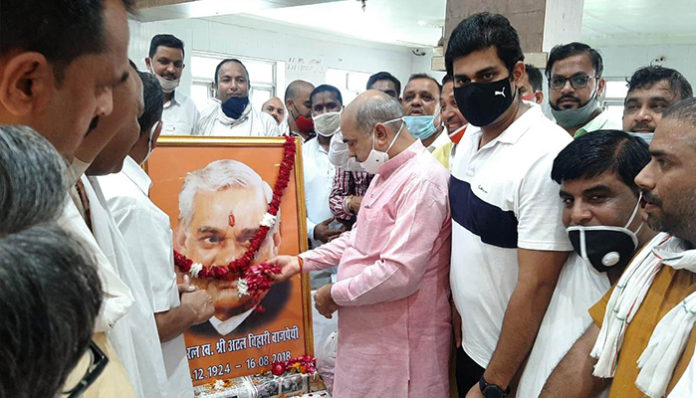 Minister Moolchand Sharma paid floral tribute to Atal Bihari Bajpai ji on his death anniversary