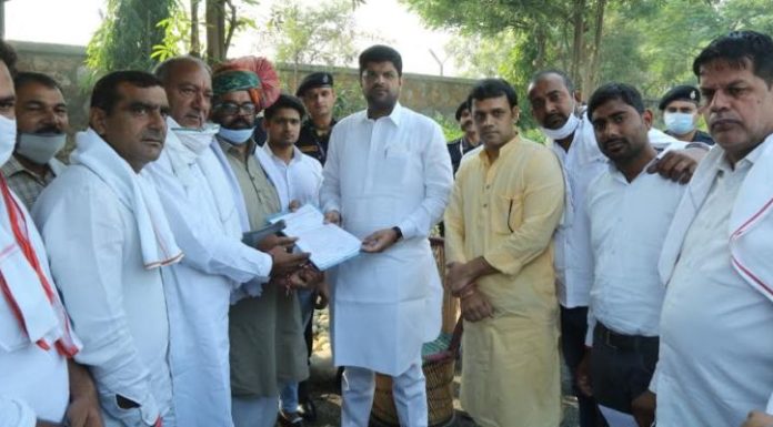 Panch sarpanches of 26 villages gave memorandum to Deputy Chief Minister Dushyant Chautala, do not want to join Municipal Corporation