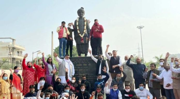 The self-proclaimed Gandhian and the true messiah of the farmers and laborers was himself. Ranveer Hooda Lakhan Singla