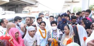 Mahila Congress District President Sunita Fagna welcomed State President Kumari Selja on arrival in Faridabad