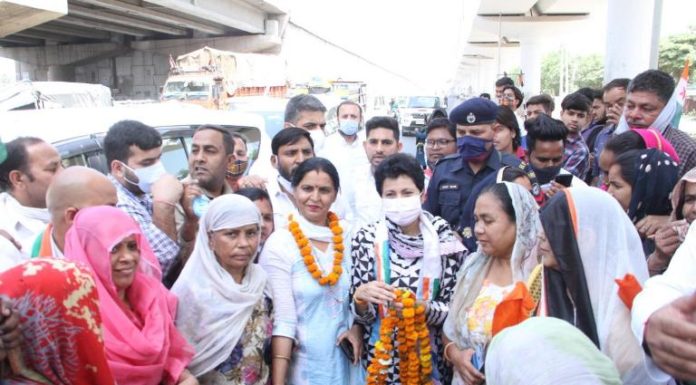 Mahila Congress District President Sunita Fagna welcomed State President Kumari Selja on arrival in Faridabad