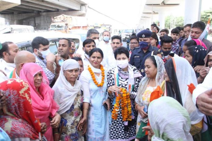 Mahila Congress District President Sunita Fagna welcomed State President Kumari Selja on arrival in Faridabad