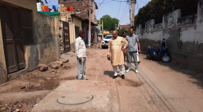 Cabinet Minister Moolchand Sharma visited the Ballabhgarh assembly constituency and took stock of the condition of the roads in the colonies.