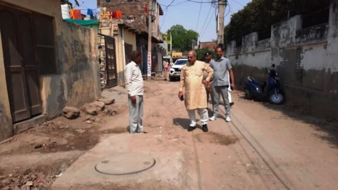 Cabinet Minister Moolchand Sharma visited the Ballabhgarh assembly constituency and took stock of the condition of the roads in the colonies.
