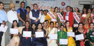 Fashion show and convocation were organized by Rotary Club of Faridabad Aravali.