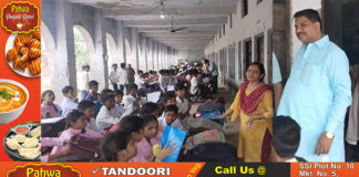 Seeing the children studying on the ground, Umesh Bhati reached the government school, had a conversation with the District Education Officer on the spot.