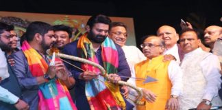 Film actor Prabhas and Delhi Chief Minister Kejriwal have burnt Ravana in the Luv Kush Ramlila Committee of Red Fort.