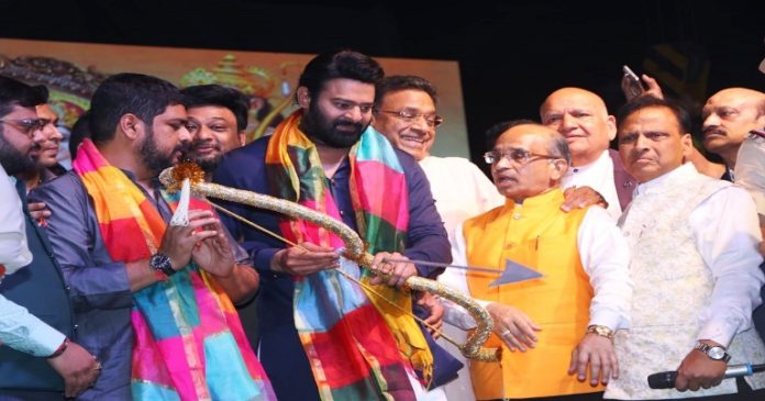 Film actor Prabhas and Delhi Chief Minister Kejriwal have burnt Ravana in the Luv Kush Ramlila Committee of Red Fort.