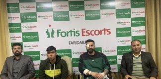 Dr Vinit Banga, Director, Neurology & Head - Neuro-Intervention, Fortis Escorts Hospital, Faridabad, and Yogendra Nath Awadhiya, Facility Director, Fortis Escorts Hospital Faridabad along with patients 15-year-old Shivam and 27-year-old Ishant