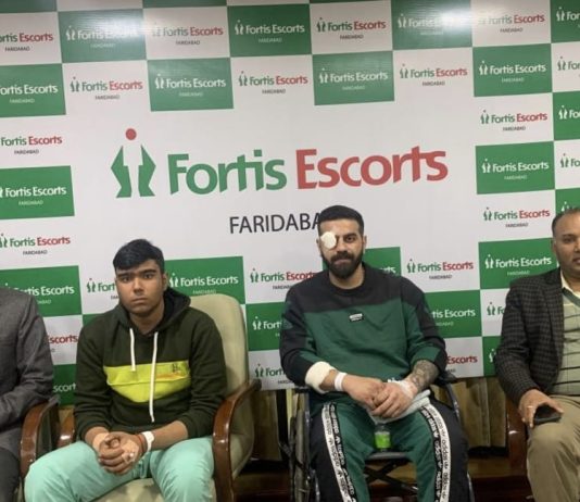 Dr Vinit Banga, Director, Neurology & Head - Neuro-Intervention, Fortis Escorts Hospital, Faridabad, and Yogendra Nath Awadhiya, Facility Director, Fortis Escorts Hospital Faridabad along with patients 15-year-old Shivam and 27-year-old Ishant