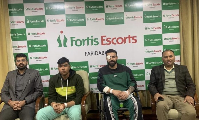 Dr Vinit Banga, Director, Neurology & Head - Neuro-Intervention, Fortis Escorts Hospital, Faridabad, and Yogendra Nath Awadhiya, Facility Director, Fortis Escorts Hospital Faridabad along with patients 15-year-old Shivam and 27-year-old Ishant