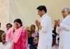 Social worker Poonam Sinsinwar joined Congress, Deepender Hooda made her join by making her wear a pink sash