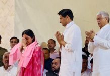 Social worker Poonam Sinsinwar joined Congress, Deepender Hooda made her join by making her wear a pink sash