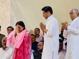 Social worker Poonam Sinsinwar joined Congress, Deepender Hooda made her join by making her wear a pink sash