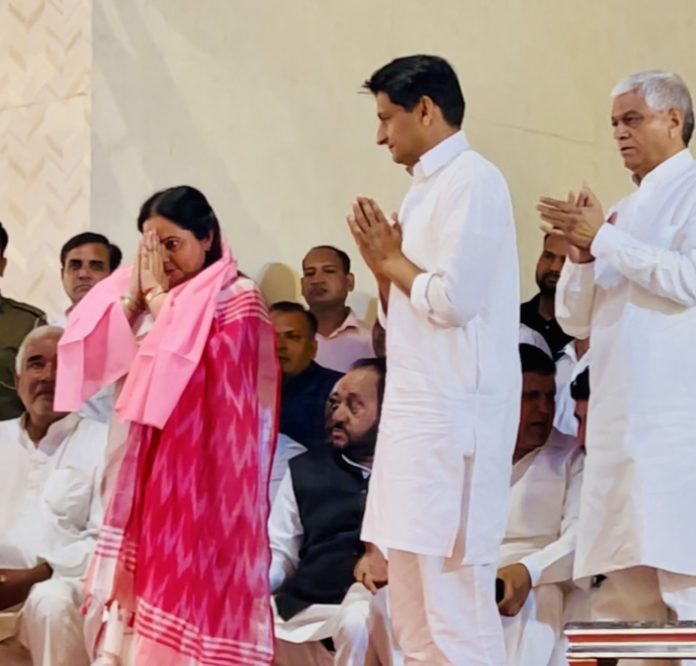 Social worker Poonam Sinsinwar joined Congress, Deepender Hooda made her join by making her wear a pink sash